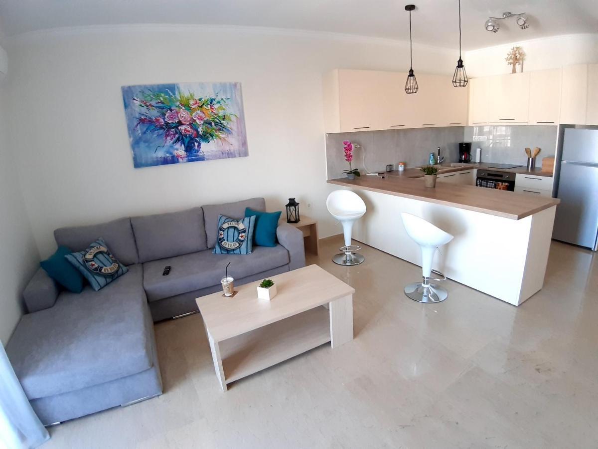Central Apartment Near The Beach With Huge Private Terrace Loutráki Dış mekan fotoğraf
