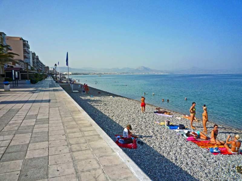 Central Apartment Near The Beach With Huge Private Terrace Loutráki Dış mekan fotoğraf