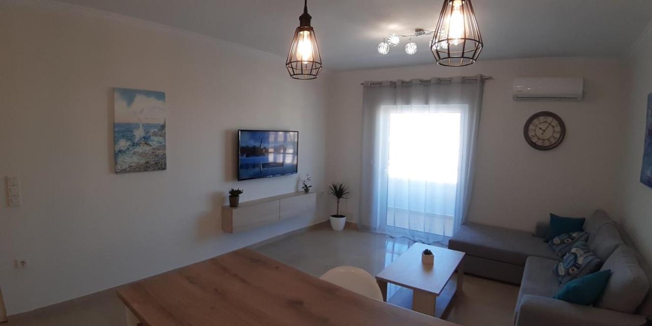 Central Apartment Near The Beach With Huge Private Terrace Loutráki Dış mekan fotoğraf