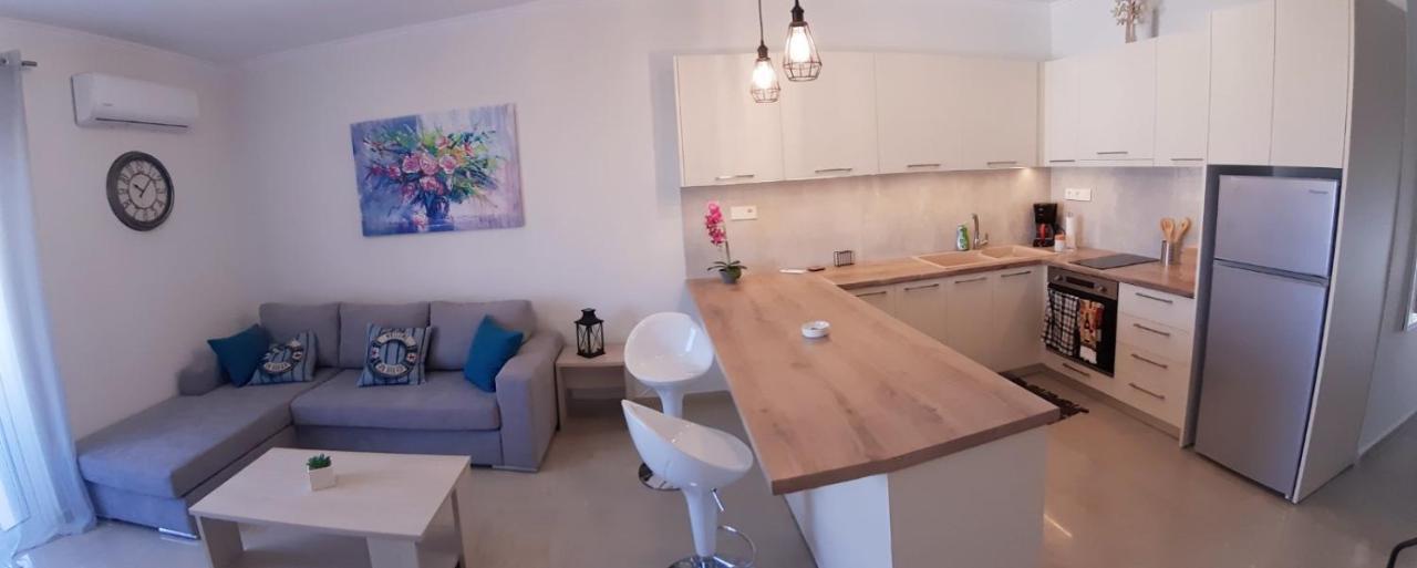 Central Apartment Near The Beach With Huge Private Terrace Loutráki Dış mekan fotoğraf